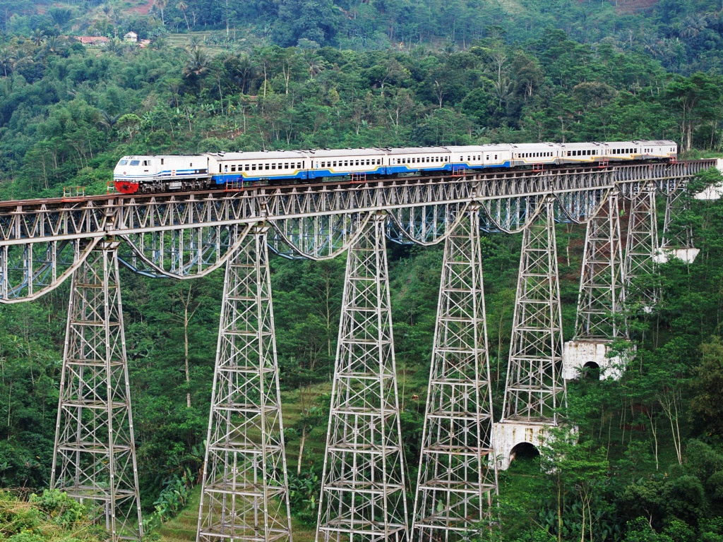 Фото: Argo Gede Train Railroad в Индонезии