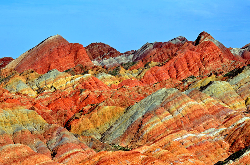 https://www.onetwotrip.com/ru/blog/static/images/15-most-cosmic-places-on-earth/zhangye-china.jpg