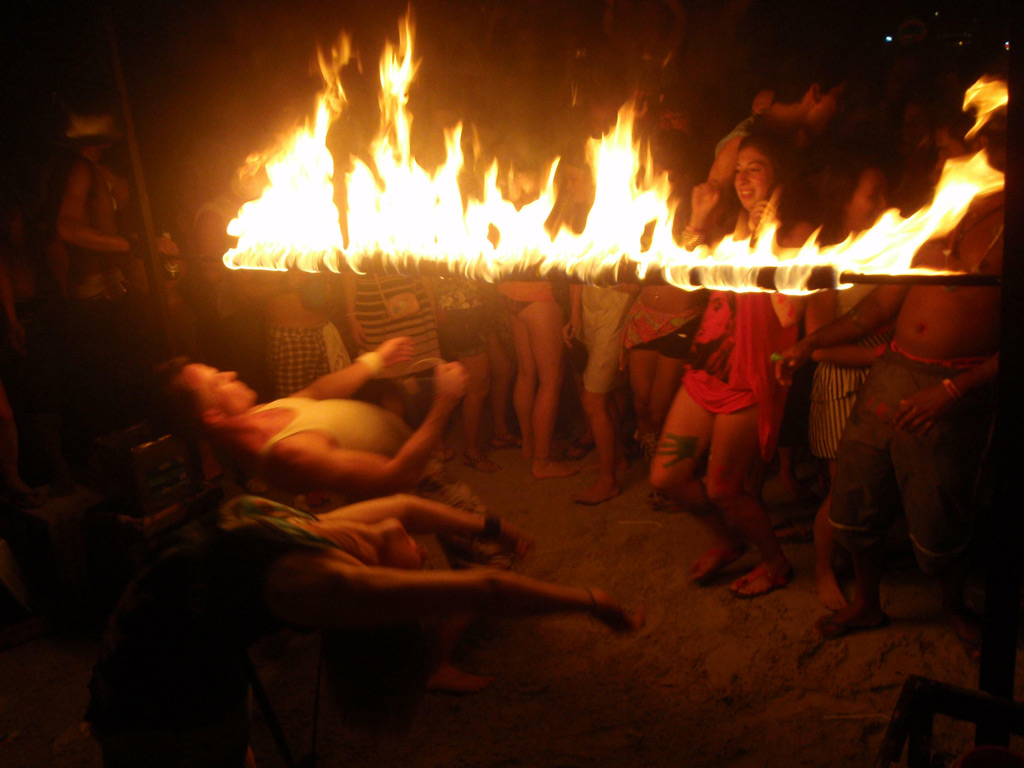 Фото: Игры с огнем на острове в Таиланде