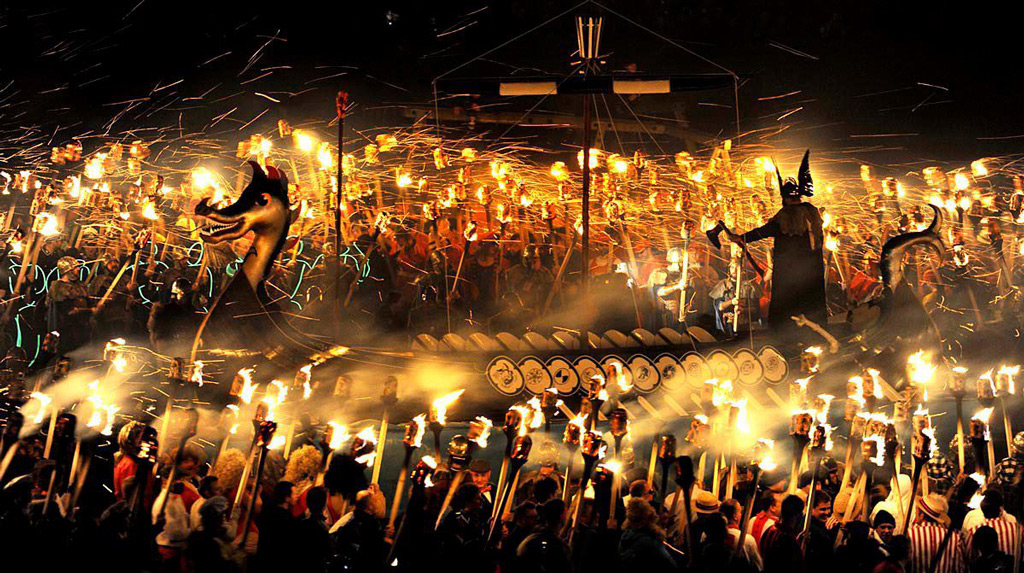 Фестиваль огня Up helly aa, Шетландские острова, Шотландия Фото: Фестиваль огня Up helly aa, Шетландские острова, Шотландия