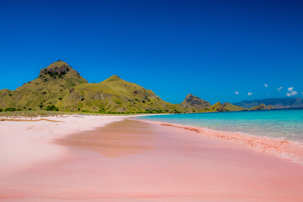Фото: Пляж с розовым песком