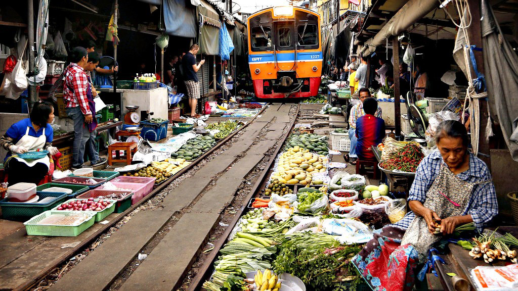 Фото: Железная дорога проходит через рынок