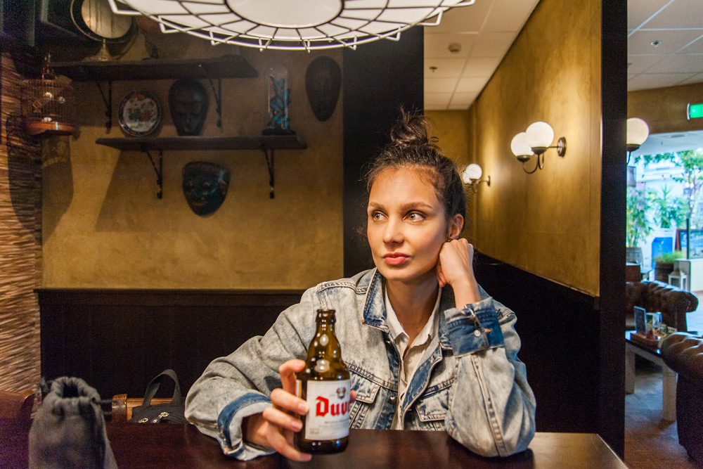 Фото: Девушка пьет пиво