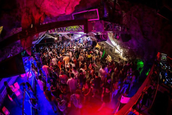 Фото: Пещера Аяла: ночной клуб под землей
