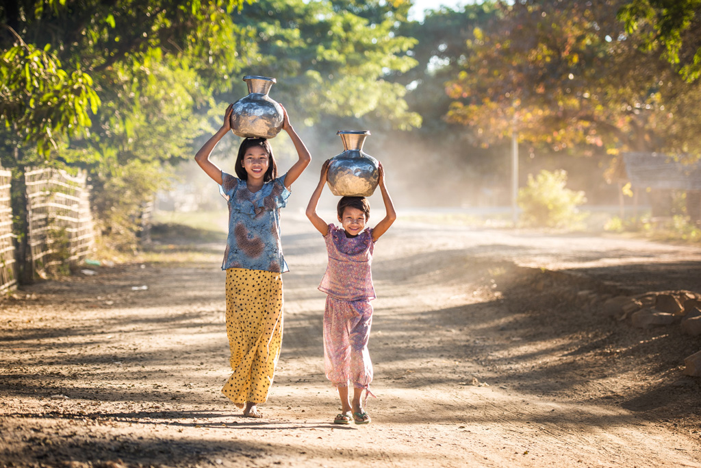 Фото: Мьянманские девочки несут горшки