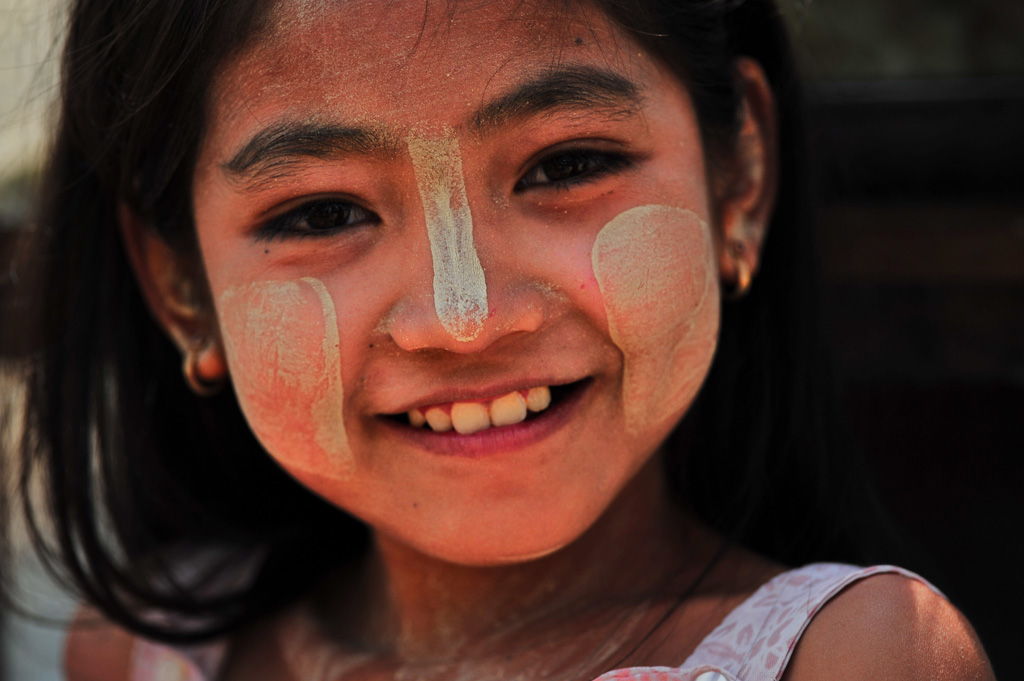 Фото: Улыбающаяся мьянманская девочка