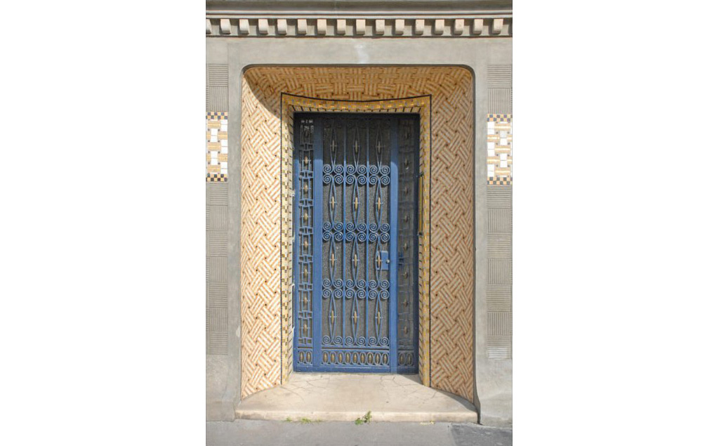 Фото: Вход в дом номер 5 по Рю де Шолшер, Париж Schoelcher