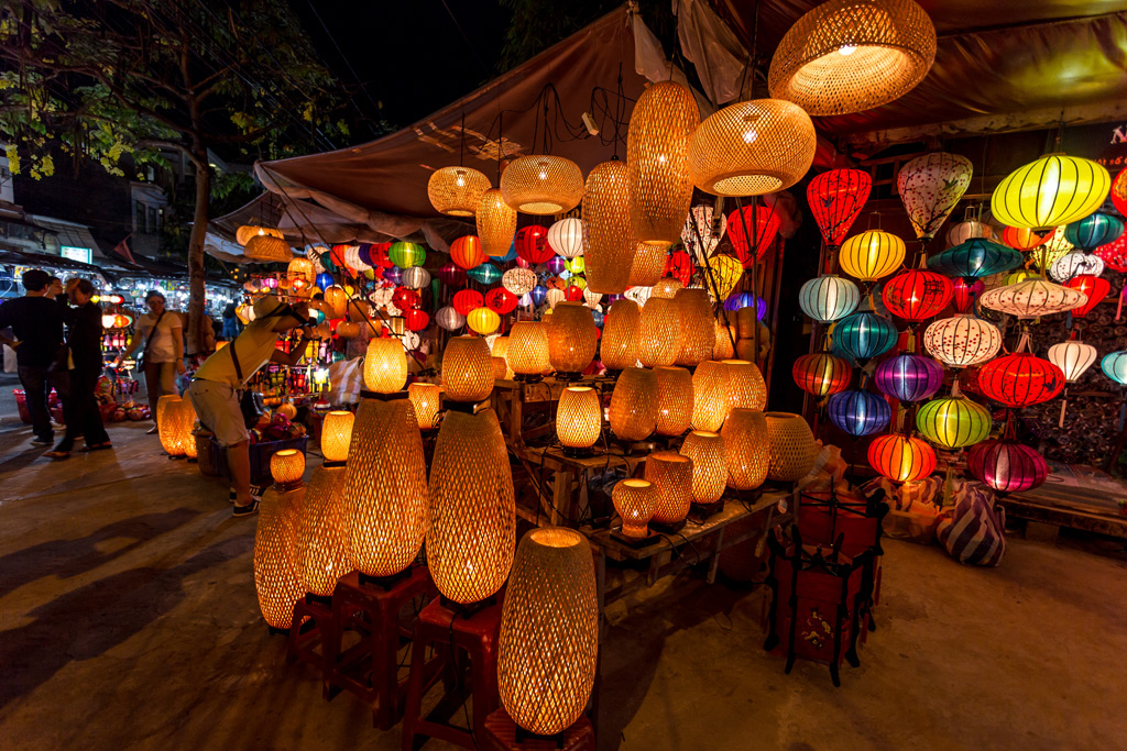 Фото: Лампы ручной работы на ночном рынке