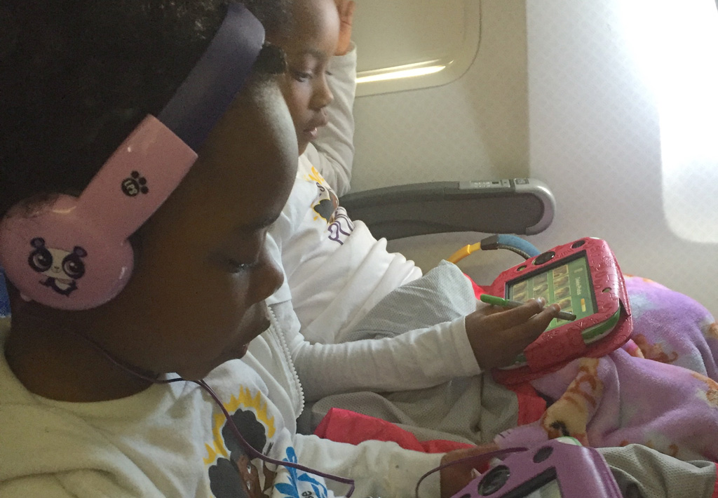 Фото: Дети могут занять себя сами в самолете