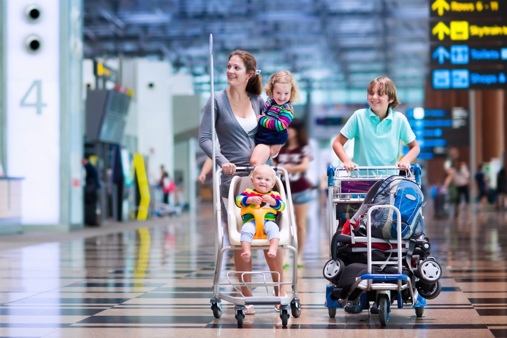 Фото: Семья в международном аэропорту с багажом