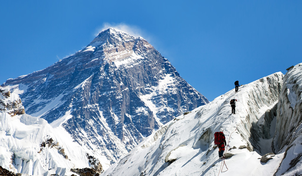 https://www.onetwotrip.com/ru/blog/static/images/how-to-climb-everest/way-to-everest-base-camp.jpg