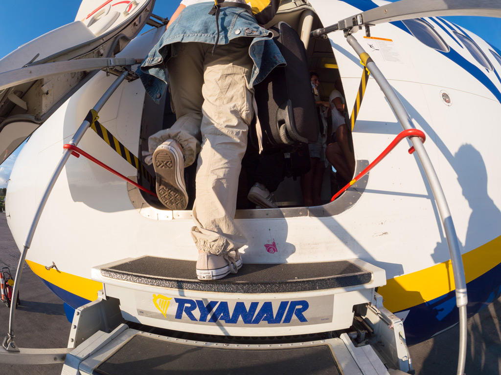 Фото: Самолет Ryanair готовится к отъезду