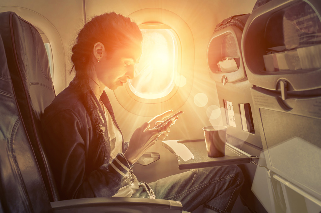 Фото: Женщина сидит в самолете