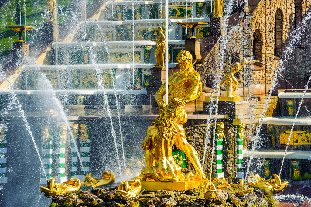 Фото: «Самсон» — центральный фонтан