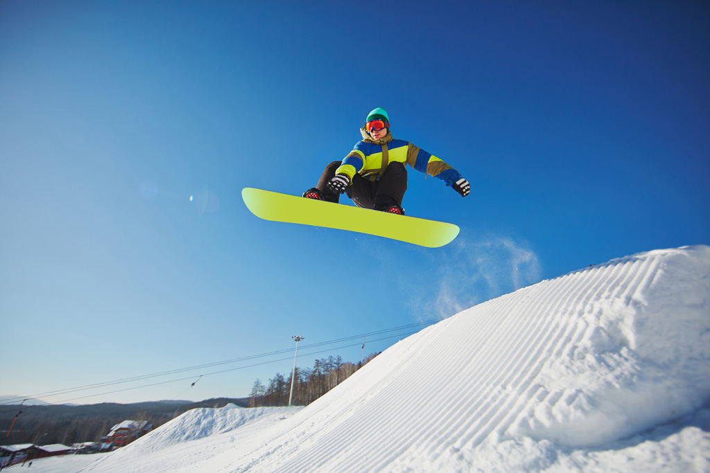 Фото: Молодой человек на сноуборде