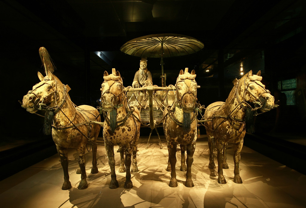 Фото: Бронзовая колесница императора