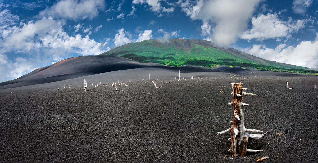 Фото: Заповедник «Курильский» с вулканом «Тятя»