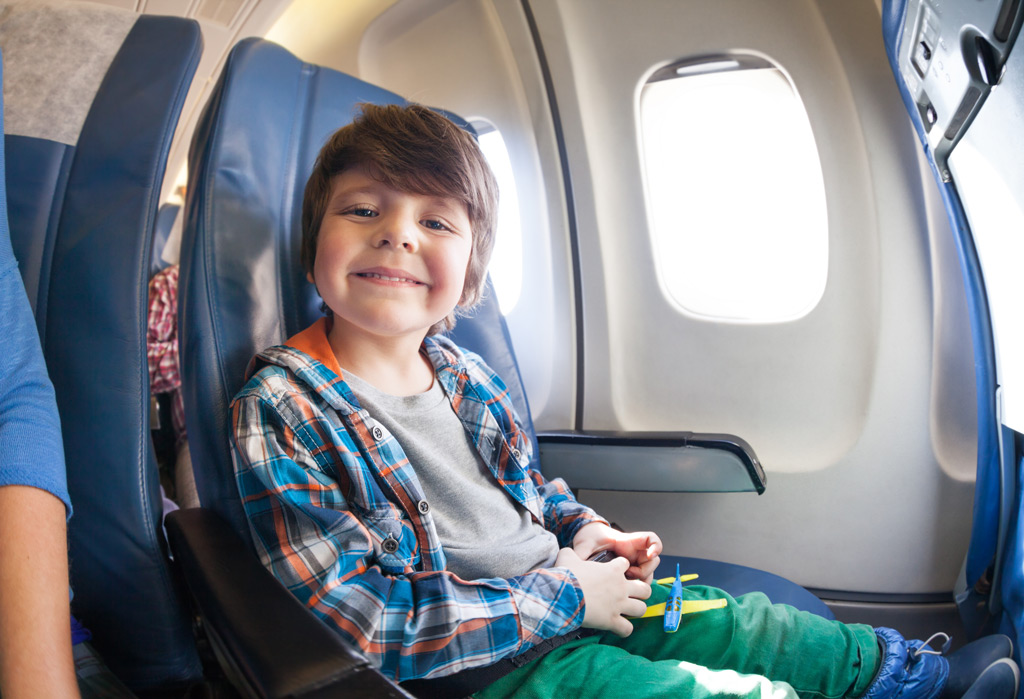 Фото: Маленький мальчик в самолете