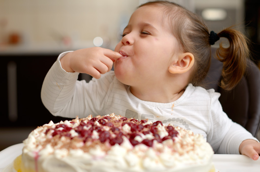 Фото:  Маленькая девочки ест торт