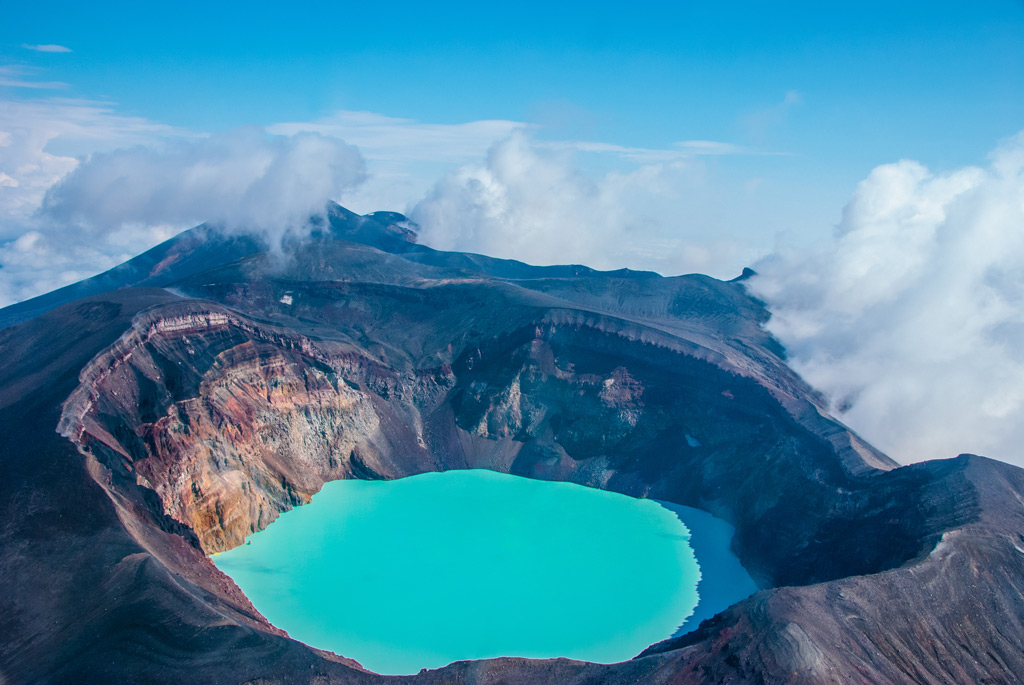Фото: Озеро в кратере вулкана