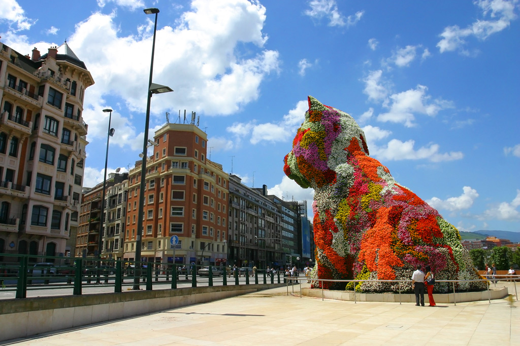 Фото: Гигантская цветочная клумба-скульптура в виде щенка