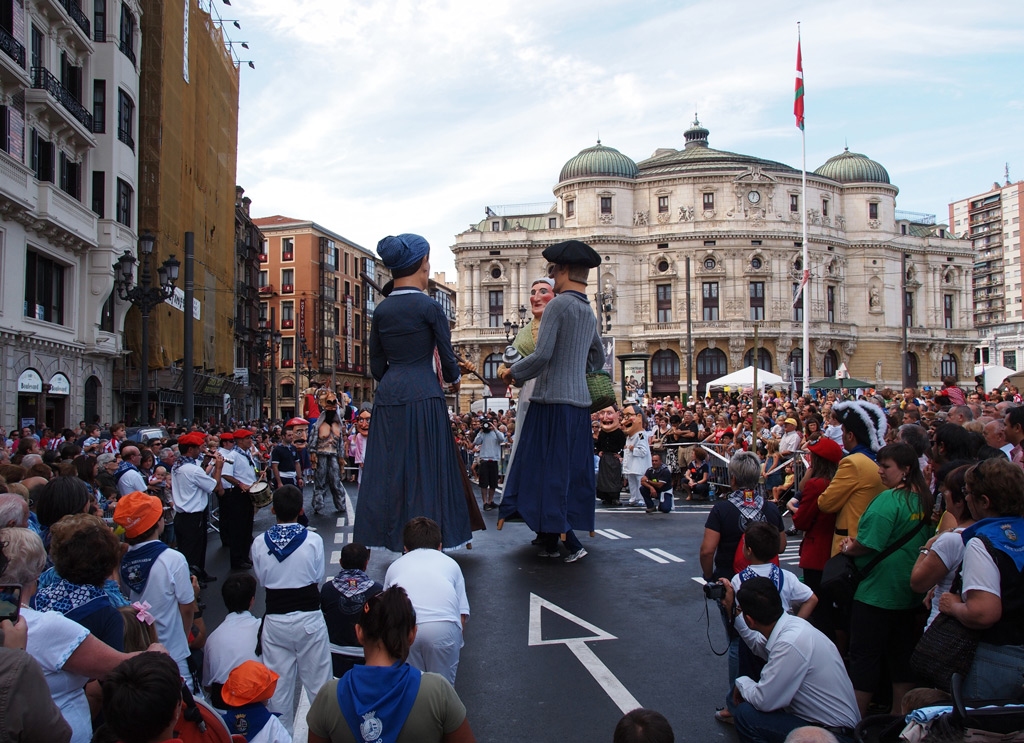 Фото: Костюмированное шествие гигантов и головачей