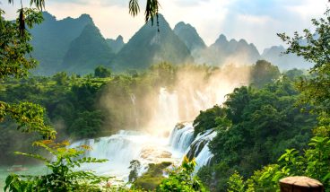 «Горлышко чайника» и «Млечный путь Земли»: самые красивые водопады Китая