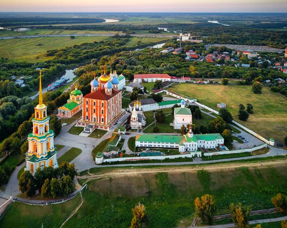 https://www.onetwotrip.com/ru/blog/wp-content/uploads/2018/02/ryazan-kremlin.jpg