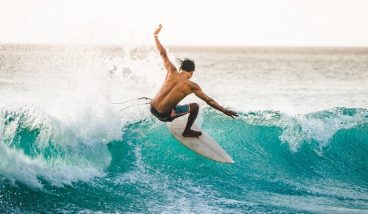Лови волну: где заняться сёрфингом