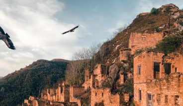 Затопленные храмы, заброшенные шахты и безлюдные горные аулы: 10 городов-призраков в России