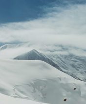 Куда поехать зимой 2025–2026: море, горные лыжи и зимовка — 12 идей