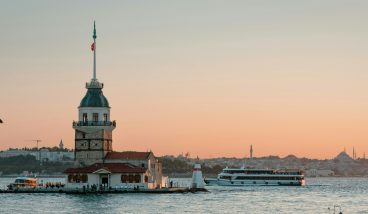 Куда поехать на майские праздники 2026: 10 бюджетных направлений