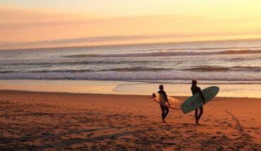 Где встать на сёрф в первый раз: гид по школам Бали, Шри-Ланки и России