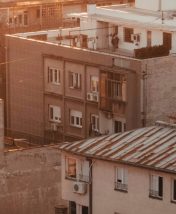 От техно в бывших заводах до секретных баров: полный гид по ночной жизни Белграда
