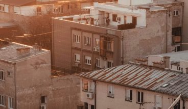 От техно в бывших заводах до секретных баров: полный гид по ночной жизни Белграда